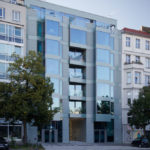Referenzbild P7 Berlin Außenansicht – Außenansicht Gebäude seitlich, Hochformat